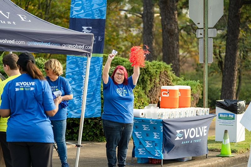 corporate volunteer at Youth Villages YV5K race